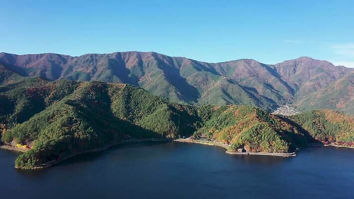 나무 식물 아시아 호수 컬러 여행 단풍 잎 겨울 자연 하늘 아침 산 안테나 사람없음 빨간색 물 파란색 빛 뷰티 일본 도시 보트 숲 11월 화산 후지산 드론 랜드마크 절정 조감도 4K MOV 해외동영상 클립영상 주간 자연요소 계절 나라 배_교통 통신 세계문화유산 날짜 생태계 동영상 파일형식