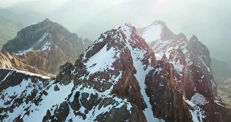 여행 겨울 하늘 산 안테나 파노라마 사람 사람없음 얼음 등산 트래킹 하이킹 광선 흰색 그룹 위험 오르기 알프스 암초 산봉우리 항공촬영 드론 산악가 원정 절정 카자흐스탄 눈내림 4K 알마티 MP4 해외동영상 클립영상 자연요소 계절 유럽 아시아 뷰포인트 컬러 컨셉 통신 모션 레저 눈_날씨 촬영기법 봉우리 동영상 파일형식