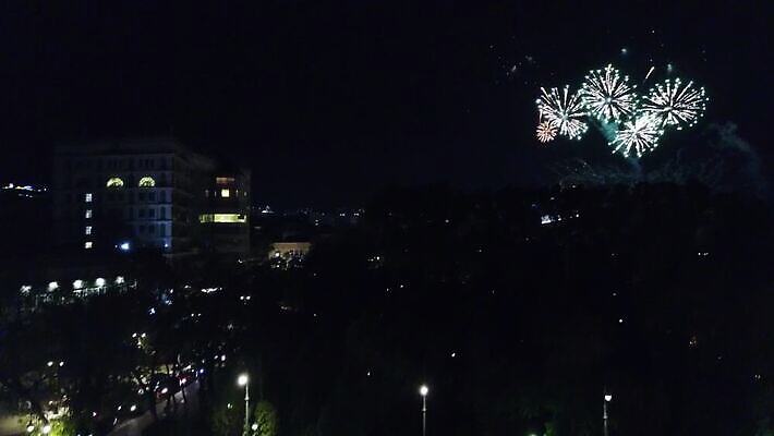 행복 도로 여행 백그라운드 건축양식 하늘 불 휴가 조명 새로움 기념 폭죽 안테나 이벤트 사람없음 빛 강 도시풍경 컬러풀 파티 검은색 축제 축하 도시 정상 야간 저녁 폭발 연도 스카이라인 드론 카자흐스탄 알마티 MP4 해외동영상 클립영상 자연요소 건축 감정 아시아 길 컬러 컨셉 통신 교통시설 풍경 동영상 파일형식
