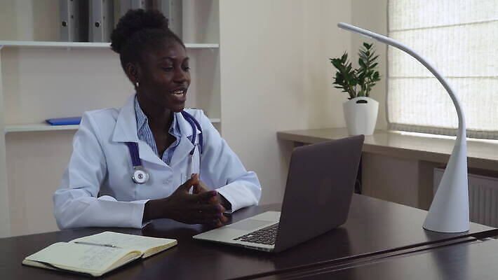 직업 여자 흑인 인터넷 통신 청진기 회의 기술 건강 병원 대화 설명 한명 미소 사람 노트북 컴퓨터 검은색 웹 진료 환자 간호사 의사 코트 흰색 작업 상담 약속 부름 멀리 온라인 채팅 치료사 4K MOV 해외동영상 클립영상 서양인 1 컬러 비즈니스 의학 의료기기 모션 표정 말하기 전자제품 외투 의료진 동영상 파일형식