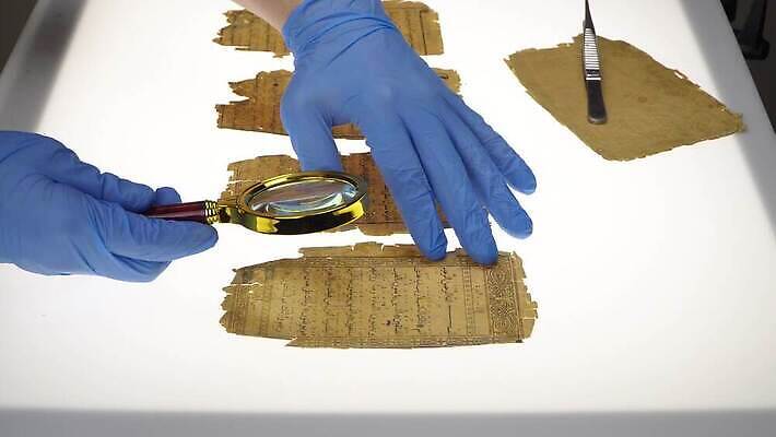 교육 종교 종이 과학 장갑 백그라운드 캘리그라피 텍스트 유리 탁자 돋보기 관리 사람 사람없음 책 빛 스터디 갈색 수확 골동품 기록 역사 재산 확대 이슬람교 편지 읽기 과학자 박물관 복고 문학 페이지 신성 고고학 대본 아랍어 옛날 오리지널 원고 필기체 4K MP4 해외동영상 클립영상 직업 문자 잡화 컬러 가구 농업 모션 재질 금융 학습 동영상 학자 파일형식