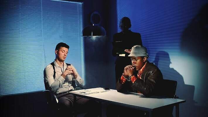 백인 여자 남자 음료 유리 세명 물 검은색 방 범죄 경찰 질문 교도소 감옥 중개인 수갑 면접 청각 죄수 체포 4K MOV 해외동영상 클립영상 자연요소 서양인 직업 컬러 비즈니스 재질 사람 동영상 파일형식