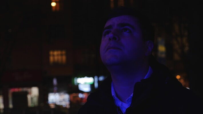 백인 응시 얼굴 컬러 겨울 전등 한명 야외 아웃포커스 컬러풀 추위 도시 변화 닫기 검은머리 야간 시티라이프 4K MOV 해외동영상 클립영상 자연요소 서양인 1 라이프스타일 헤어스타일 시선 계절 컨셉 모션 조명 촬영기법 사람 신체부위 동영상 파일형식