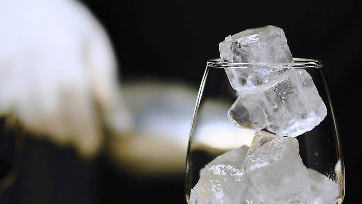 직업 라이프스타일 유리 주류 실내 관리 미술 사람없음 파티 검은색 축제 활발 흐름 추위 축하 알코올 신선 칵테일 바 투명 붓기 닫기 야간 샴페인 클럽 만들기 바텐더 유흥 효과 4K MP4 해외동영상 클립영상 자연요소 음료 컬러 컨셉 모션 재질 문화예술 이벤트 내부 생활 동영상 파일형식