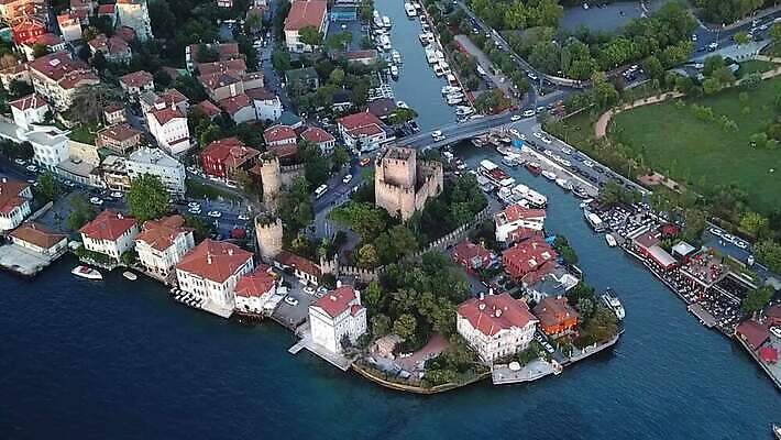 나무 공원 아시아 바다 여행 요트 건축양식 자연 주택 이스탄불 안테나 사람없음 건물 강 정원 봄 도시 보트 역사 재산 맨션 포트 칠면조 드론 랜드마크 보스포루스 MP4 튀르키예 해외동영상 클립영상 식물 건축물 계절 공공시설 건축 나라 배_교통 통신 조류 금융 생태계 동영상 파일형식