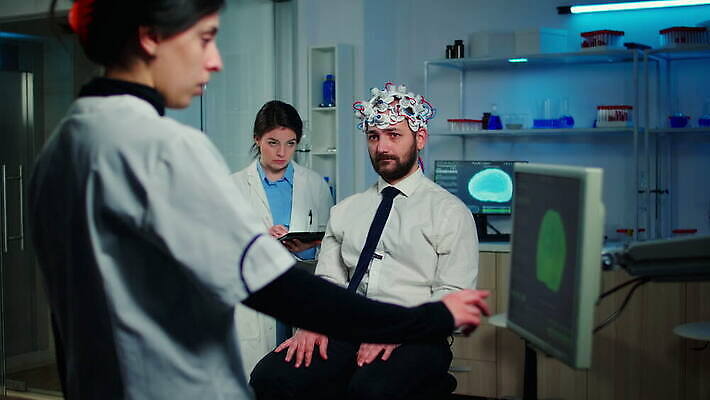 과학 건강 병원 실험 스터디 컴퓨터 약 머리 스크린 모니터 헤드폰 장비 환자 의사 정보 마음 진화 실험실 질병 연구원 질문 과학자 분석 뇌 시설 하이테크 조절 개발 스캐너 4K MOV 해외동영상 클립영상 직업 음향기기 컨셉 의학 기술 신체부위 전자제품 학습 의료진 소방 동영상 학자 파일형식