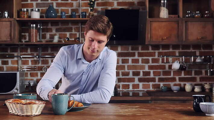 백인 라이프스타일 행복 음식 인터넷 아침 모바일 아파트 주택 한명 20대 내부 스마트폰 핸드폰 카메라 주방 스크린 사진촬영 식사 추위 비즈니스맨 네트워크 이메일 어플리케이션 아침식사 그림 와이파이 나눔 소셜 소셜미디어 터치스크린 혼자 밀레니얼 4K MOV 해외동영상 클립영상 주간 서양인 1 남자 감정 비즈니스 사람 청년 건물 생활 경제 전자제품 스마트기기 촬영 직장인 무선인터넷 동영상 파일형식