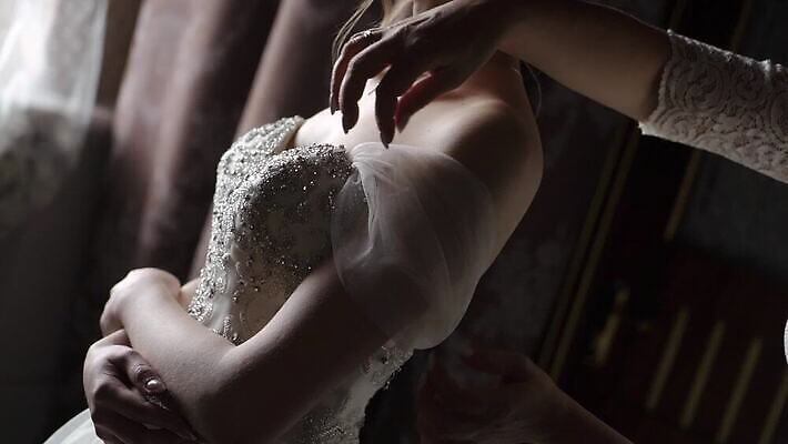 백인 손 드레스 옷 여자 딸 리본 결혼 신혼부부 결혼식 기념 사랑 이벤트 성인 사람없음 유행 귀여움 낭만 흰색 축하 가운 고급 우아함 닫기 묘사 들러리 착용 코르셋 헬프 스타일 놓기 MOV 해외동영상 클립영상 서양인 부부 감정 컬러 컨셉 가족 모션 사람 신체부위 도움 신혼 동영상 하객 파일형식