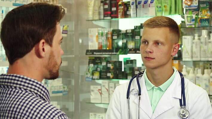 직업 남자 2 청진기 성공 수염 건강 대화 사람 성인 두명 금발 약 상점 듣기 고통 환자 의사 가운 업무 닫기 약국 직원 상담 조제 답변 마약 약사 인원 화학약품 4K MOV 해외동영상 클립영상 헤어스타일 옷 감정 컨셉 의학 의료기기 모션 말하기 의료진 작업 화학 만들기 동영상 물질 파일형식