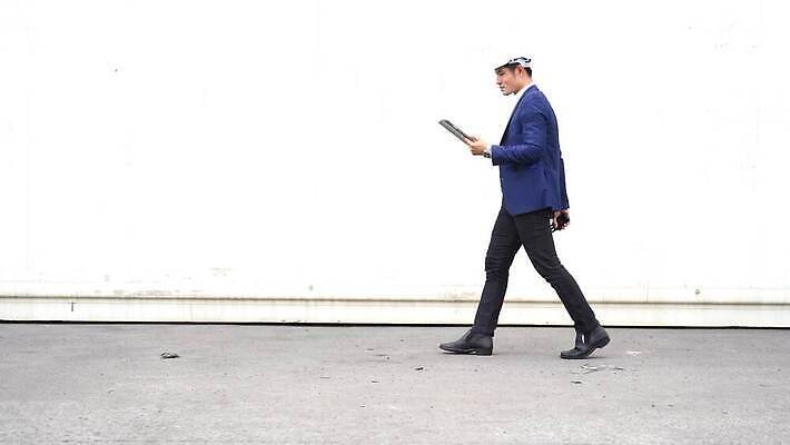 직업 남자 산업 바다 여행 유니폼 비즈니스 공장 휴가 노동자 한명 서기 안전 야외 쌓기 걷기 항구 산책 장비 트럭 정보 화물 업무 엔지니어 상품 헬멧 컨테이너 창고 무역 상업 긍정 수납 물류 경영 로딩 수입 4K MP4 해외동영상 클립영상 1 옷 컨셉 공업 교통시설 모션 자동차 휴식 사람 운송업 작업 기술자 보호장비 동영상 파일형식