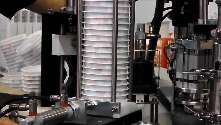 식물 손 산업 선 음식 비즈니스 포장 공장 모션 사람없음 농장 금속 기계 장비 우유 그룹 작업실 제조 상품 컨테이너 플라스틱 크림 요거트 짐싸기 방법 자동 컨베어밸트 MP4 해외동영상 클립영상 농업 공업 재질 유제품 신체부위 동영상 파일형식