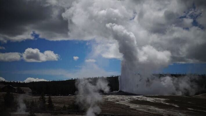구름 여행 북아메리카 자연 하늘 휴가 파노라마 국립공원 풍경 사람없음 물 세계 여행객 미국 봄 에너지 액체 재산 수증기 숲 폭발 땅 언덕 내추럴 와이오밍 지열 4K MP4 해외동영상 클립영상 자연요소 계절 공원 촬영기법 아메리카 사람 금융 생태계 동영상 파일형식