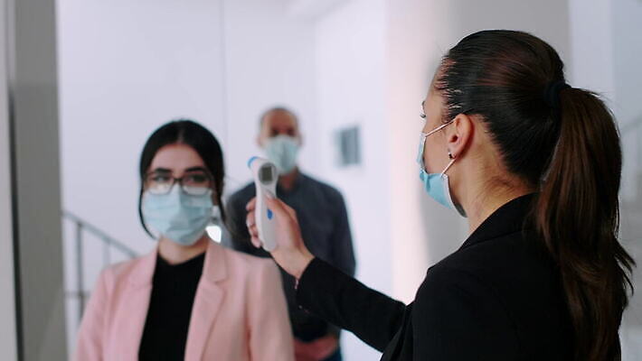 얼굴 회사 비즈니스 노동자 거리 직장 건강 가면 안전 사람 성인 사람없음 사무실 머리 시험 업무 열 바이러스 보호 질병 온도계 체온계 측정 확인 예방 감염 전염 온도 이마 적외선 전염병 코로나바이러스 뉴노멀 4K MOV 해외동영상 클립영상 직업 교육 컨셉 의학 신체부위 경제 작업 동영상 파일형식