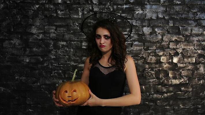 모자 전통 드레스 여자 얼굴 호박 휴가 기념 한명 미소 사람 빨간색 섹시 파티 검은색 어둠 할로윈 마법사 마술사 죽음 표현 야간 저녁 신비 무서움 악마 마녀 마법 10월 흡혈귀 나쁜 고딕 악몽 지옥 호러 MP4 해외동영상 클립영상 자연요소 1 잡화 옷 감정 컬러 컨셉 채소 표정 이벤트 신체부위 마술 날짜 공포 동영상 파일형식