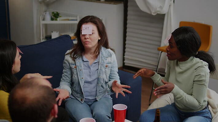 라이프스타일 행복 거실 모션 놀이 협력 주택 맥주 함께함 대화 미소 웃음 사람 사람없음 친구 소파 우정 기쁨 모임 마시기 게임 그룹 저녁 주말 다인종 다민족 어려움 이마 흥미 사교적 4K MOV 해외동영상 클립영상 감정 컨셉 의자 관계 주류 표정 말하기 인종 건물 생활 야간 동영상 파일형식