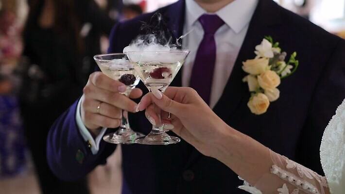 백인 손 여자 기념일 남자 음료 결혼 와인잔 응원 유리 성공 휴가 기념 주류 사람 이벤트 성인 사람없음 파티 식당 와인 축제 흰색 축하 알코올 잡기 칵테일 바 생일 액체 샴페인 토스트 유리그릇 메를로 양조장 스플래쉬 MOV 해외동영상 클립영상 서양인 그릇 빵 컬러 컨셉 술잔 모션 재질 신체부위 상점 동영상 파일형식