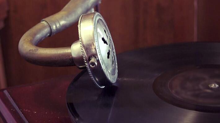 디자인 음악 백그라운드 놀이 손잡이 미술 사람없음 목재 상자 금속 확성기 소리 듣기 장비 수확 골동품 기구 춤 역사 시장 클래식 향수 오브젝트 복고 오디오 축음기 비닐 턴테이블 고물 구식 깔대기 되감기 옛날 조작 플레이어 스타일 4K MP4 해외동영상 클립영상 나무 음향기기 컨셉 농업 재료 모션 재질 문화예술 전자제품 화장품 동영상 파일형식