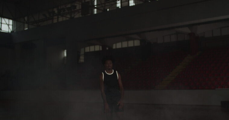 직업 1 라이프스타일 남자 유럽 스포츠 포즈 백그라운드 유니폼 공 놀이 농구 실내 건강 한명 서기 사람 성인 내부 운동복 운동 바구니 검은색 힘 게임 잡기 결심 집중 근육질 동영상 법정 심각 어려움 운동가 튕기기 플레이어 4K MOV 해외동영상 클립영상 옷 나라 컬러 컨셉 모션 근육 생활 구기 몸매 파일형식