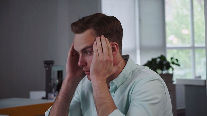 백인 직업 1 응시 남자 회사 비즈니스 스트레스 실내 건강 피곤 한명 사람 앉기 성인 내부 사무실 머리 고통 슬픔 마사지 작업 사찰 비즈니스맨 좌절 닫기 고장 책상 경영자 두통 업무과다 문제 경영 정중 편두통 4K MOV 해외동영상 클립영상 서양인 시선 감정 가구 컨셉 종교건축 모션 신체부위 업무 직장인 질병 리더 동영상 파일형식