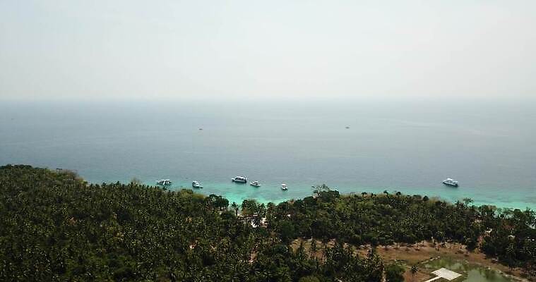 나무 아시아 모래 바다 섬 여행 태국 자연 하늘 휴가 열대 안테나 손바닥 사람없음 초록색 물 파란색 뷰티 여행객 맑음 흰색 보트 정상 석호 항공촬영 드론 안다만 이국적 터키석 파라다이스 푸켓 4K MP4 해외동영상 클립영상 자연요소 식물 손 나라 뷰포인트 컬러 배_교통 통신 날씨 사람 보석 생태계 동영상 파일형식