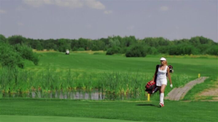 나무 백인 직업 외관 스포츠 신발 티셔츠 골프 신체 가방 자연 놀이 하늘 양말 한명 사람 잔디 성인 야외 빨간색 초록색 치마 햇빛 섹시 걷기 장비 흰색 골퍼 강의 클럽 바둑 적재 빨간머리 승자 퍼터 플레이어 MP4 해외동영상 클립영상 서양인 식물 1 헤어스타일 잡화 컬러 컨셉 셔츠 모션 하의 운동선수 태양 구기 생태계 동영상 파일형식