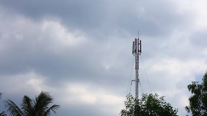 산업 통신 하늘 모바일 세포 안테나 사람없음 빨간색 초록색 파란색 스마트폰 핸드폰 글로벌 탑 금속 디지털 텔레비전 자료 장비 인공위성 흰색 시간 네트워크 연결 무선전화기 전화기 수화기 라디오 신호 방송 돛대 송신기 셀룰러 타임랩스 MOV 해외동영상 클립영상 건축물 컬러 재질 촬영기법 전자제품 스마트기기 동영상 파일형식
