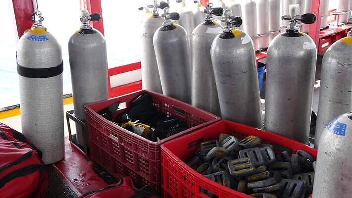 주간 스포츠 바다 섬 여행 백그라운드 태국 휴가 항해 취미 사람없음 파란색 세트 맑음 장비 탐험 수상스포츠 보트 호흡 휴양지 다이빙 함선 탱크 수납 기어 산소 봉인 실린더 압력 압축 줄서기 철강 많음 4K MP4 해외동영상 클립영상 자연요소 아시아 컬러 컨셉 배_교통 모션 날씨 수영 장소 원소 동영상 수중스포츠 파일형식