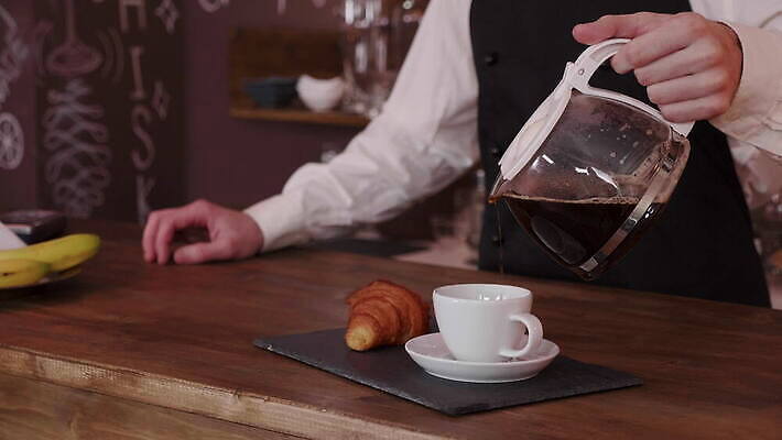 접시 커피 음료 음식 빵 백그라운드 비즈니스 탁자 아침 실내 사람없음 목재 컵 갈색 식당 검은색 카페 머그컵 신선 바 뜨거움 붓기 맛 아침식사 냄비 먹기 웨이터 아로마 바리스타 향 에스프레소 프랑스어 구성 양조 카페인 스타일 맛있는 4K MOV 해외동영상 클립영상 주간 나무 직업 문자 식기 컬러 가구 컨셉 재료 모션 내부 상점 식사 솥 동영상 파일형식