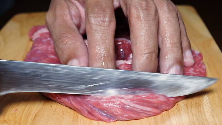 라이프스타일 손 음식 조각 다이어트 재료 손가락 주방용품 주택 도마 육류 스테이크 요리 한명 빨간색 주방 식당 요리사 식사 저녁식사 소고기 신선 소 칼 닫기 미끄럼틀 자르기 먹기 메뉴 준비 날것 날카로움 레시피 성분 점심식사 단백질 송아지고기 커터 4K MOV 해외동영상 클립영상 직업 1 컬러 생활용품 식재료 포유류 모션 서양음식 건강 사람 건물 생활 신체부위 상점 놀이기구 동영상 영양소 파일형식