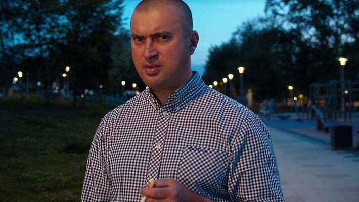 백인 1 공원 남자 얼굴 전등 흡연 담배 한명 사람 성인 야외 태양 도시 자신감 범죄 닫기 야간 공격 중독 반항 나쁜 공격적 니코틴 혼자 4K MOV 해외동영상 클립영상 자연요소 서양인 공공시설 감정 컨셉 모션 조명 신체부위 동영상 파일형식