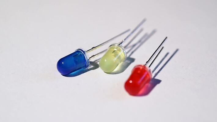 디자인 컬러 백그라운드 패턴 전구 부분 추상 조명 사람없음 빨간색 파란색 전자제품 빛 컬러풀 노란색 디지털 장비 흰색 램프 닫기 오브젝트 순환 반도체 전자 공학 빛망울 고립 광 다이오드 엘리먼트 콘덴서 주도 4K MOV 해외동영상 클립영상 교육 무늬 모션 예절 동영상 파일형식