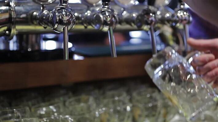 직업 1 손 남자 음료 유리 맥주 생맥주 실내 사람 사람없음 식당 거품 카페 머그컵 추위 알코올 잡기 업무 작업 바 액체 붓기 갈증 계산대 서비스 수도꼭지 클럽 상쾌 서빙 주말 바텐더 펌프 스카우트 양조 유흥 MP4 해외동영상 클립영상 감정 모션 재질 주류 내부 신체부위 컵 상점 동영상 파일형식