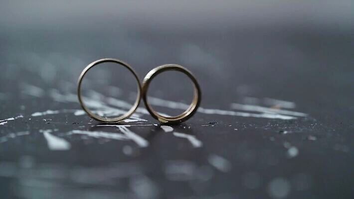 전통 커플 기념일 결혼 2 장신구 결혼식 남편 함께함 선물 사랑 사람없음 빛 금속 흰색 축하 반지 아내 쌍 황금 고급 닫기 은색 보석 심볼 오브젝트 다이아몬드 약혼 고립 백금 제안 MOV 해외동영상 클립영상 감정 컬러 컨셉 관계 모션 재질 이벤트 광석 약속 동영상 파일형식