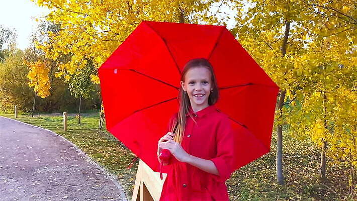 계절 공원 행복 감정 어린이 무지개 우산 장난 자연 놀이 날씨 따뜻함 한명 미소 사람 야외 빨간색 물 여름 컬러풀 태양 노란색 정원 점프 봄 기쁨 젖음 가을 아기 걸음마 방수 MOV 해외동영상 클립영상 자연요소 1 공공시설 컬러 모션 표정 생태계 동영상 파일형식