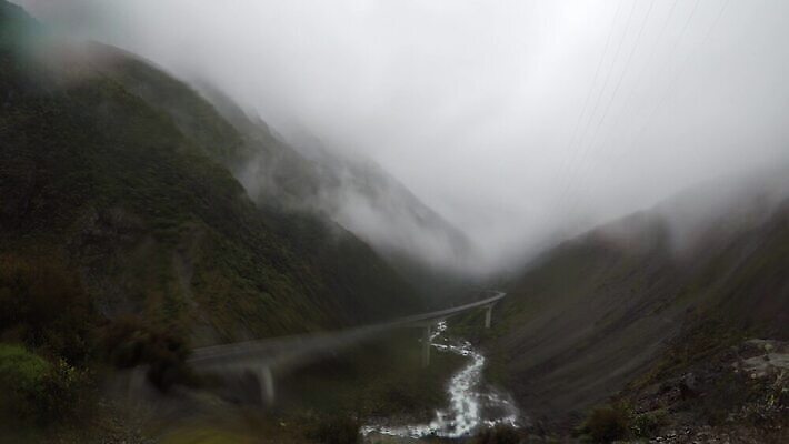공원 도로 섬 여행 곡선 자연 휴가 새로움 산 풍경 사람없음 야외 물 환경 골짜기 시골 고속도로 황무지 터널 알프스 통과 남쪽 내추럴 구름다리 전국 4K MP4 해외동영상 클립영상 자연요소 공공시설 유럽 길 선 컨셉 교통시설 다리 방향 생태계 동영상 가교 파일형식