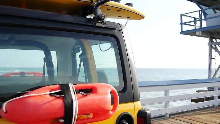 파도 바다 자동차 휴가 사람없음 물 여름 뷰티 노란색 항구 맑음 미국 서핑 분위기 구출 캘리포니아 태평양 짐차 부표 로스앤젤레스 안전요원 자동 4K 산타모니카 MP4 해외동영상 클립영상 자연요소 계절 육상교통 컬러 컨셉 북아메리카 교통시설 날씨 수상스포츠 동영상 파일형식