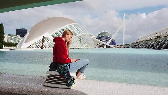 라이프스타일 응시 공원 유럽 여행 건축양식 미래 관리 한명 건물 물 산책 도시 스페인 당구 박물관 랜드마크 발렌시아 4K MOV 해외동영상 클립영상 자연요소 1 건축물 시선 공공시설 건축 나라 컨셉 휴식 사람 생활 구기 동영상 파일형식