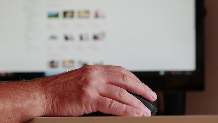 백인 직업 손 남자 인터넷 비즈니스 통신 손가락 실내 한명 사람 성인 사람없음 컴퓨터 모니터 웹 과학기술 잡기 업무 비즈니스맨 서핑 쥐 은퇴 책상 묘사 클릭 옛날 4K MP4 해외동영상 클립영상 서양인 1 가구 모션 기술 내부 신체부위 전자제품 수상스포츠 작업 직장인 설치류 동영상 파일형식