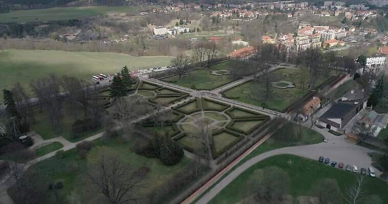 나무 식물 공원 유럽 문화 여행 밭 건축양식 자연 하늘 휴가 풍경 초원 사람없음 야외 초록색 세계 정원 도시 성 중세 역사 재산 땅 체코 천연기념물 조감도 4K MP4 해외동영상 클립영상 건축물 공공시설 건축 나라 컬러 농업 금융 생태계 동영상 파일형식