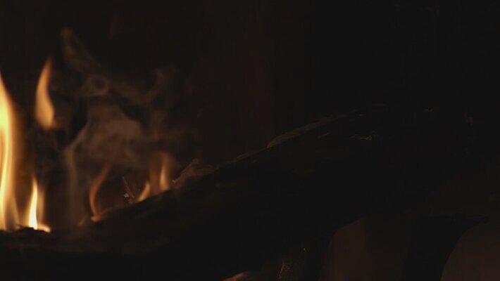 백그라운드 겨울 오렌지 모션 추상 휴가 불꽃 주택 실내 따뜻함 사람없음 목재 빨간색 빛 노란색 검은색 어둠 힘 에너지 뜨거움 닫기 더위 위험 모닥불 묘사 벽난로 질감 매움 통나무 연료 느림 연소 엘리먼트 점화 지옥 화상 4K MOV 해외동영상 슬로모션 클립영상 나무 계절 컬러 컨셉 무늬 과일 재료 불 날씨 촬영기법 내부 건물 맛 상처 동영상 파일형식