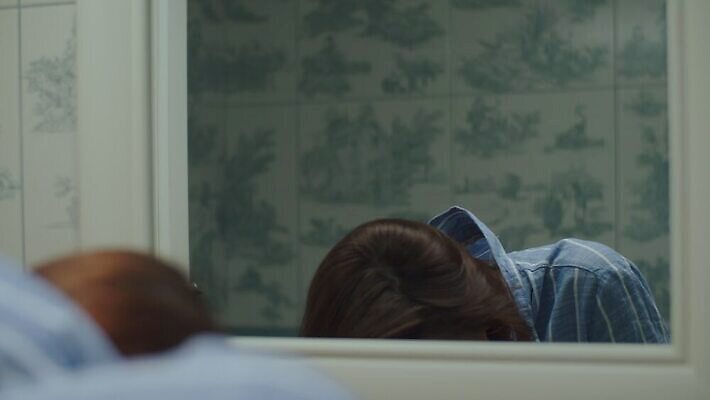 여자 얼굴 셔츠 아파트 주택 갈색머리 한명 미소 사람 성인 캐주얼 뷰티 유행 귀걸이 거울 고통 터치 붓 화려 찡그림 이발 눈썹 속눈썹 만취 피부 입술 만들기 두통 숙취 위생관리 성인여자한명만 신청 4K MOV 해외동영상 클립영상 1 헤어스타일 옷 감정 컨셉 상의 장신구 모션 표정 관리 건물 신체부위 질병 동영상 술취함 여자한명만 성인여자만 파일형식