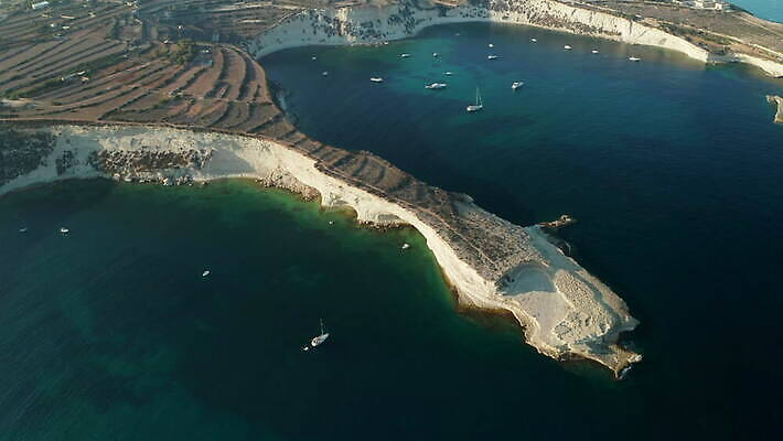 유럽 바다 섬 여행 요트 자연 아침 휴가 사람없음 물 파란색 뷰티 보트 지중해 남쪽 석회암 조감도 헤드랜드 4K 설정숏 MOV 해외동영상 클립영상 주간 자연요소 나라 컬러 배_교통 촬영기법 암석 방향 생태계 동영상 파일형식