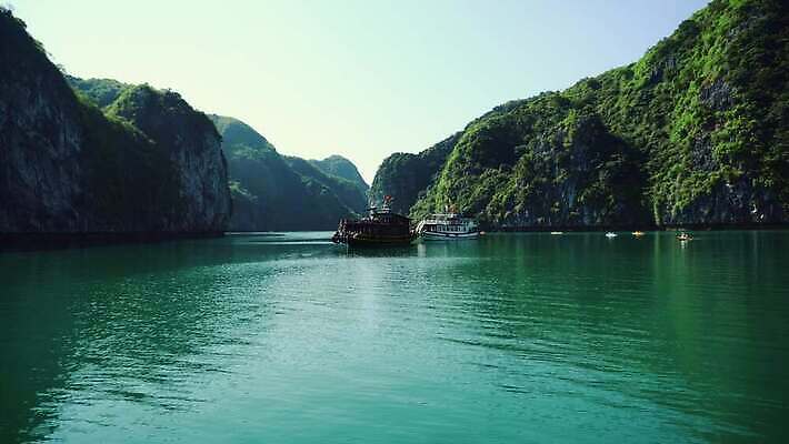 아시아 바다 섬 여행 자연 휴가 산 동양인 풍경 사람없음 물 여행객 만 보트 베트남 인도차이나반도 4K MOV 해외동영상 클립영상 자연요소 나라 사람 인종 동남아시아 배 생태계 동영상 선박 파일형식