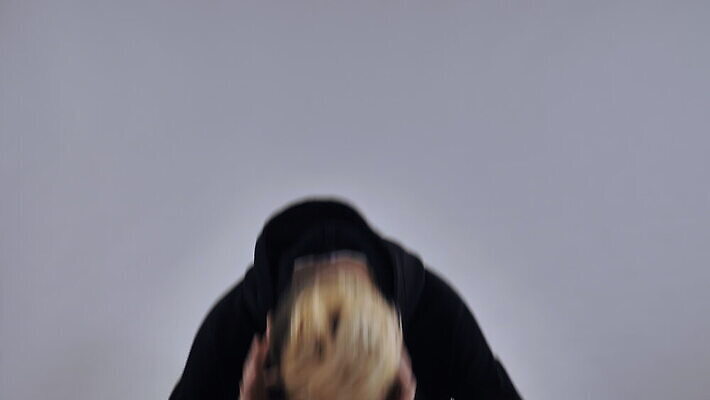 응시 남자 행복 얼굴 백그라운드 실내 한명 웃음 사람 금발 표현 시원함 즐거움 흥분 펑키 무료 바보 캐리커처 힙스터 표현성 밀레니얼 4K MOV 해외동영상 클립영상 1 헤어스타일 시선 패션 감정 표정 내부 신체부위 경제 그림 동영상 파일형식