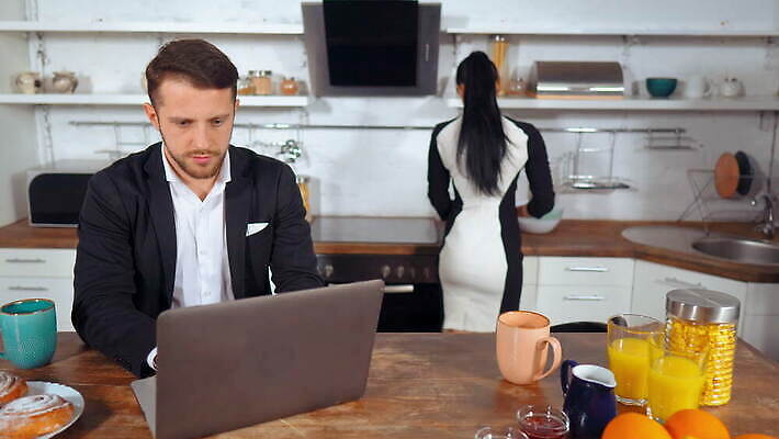 백인 라이프스타일 커플 드레스 여자 남자 행복 커피 음료 결혼 컨셉 오렌지 가족 관계 모션 탁자 아침 남편 아파트 주택 함께함 실내 미소 사람 정장 성인 두명 일상 노트북 주방 식사 주스 낭만 아내 직장인 플랫 아침식사 준비 습관 수유 4K MOV 해외동영상 클립영상 주간 서양인 직업 옷 감정 가구 과일 표정 이벤트 내부 건물 라이프 생활 전자제품 동영상 파일형식