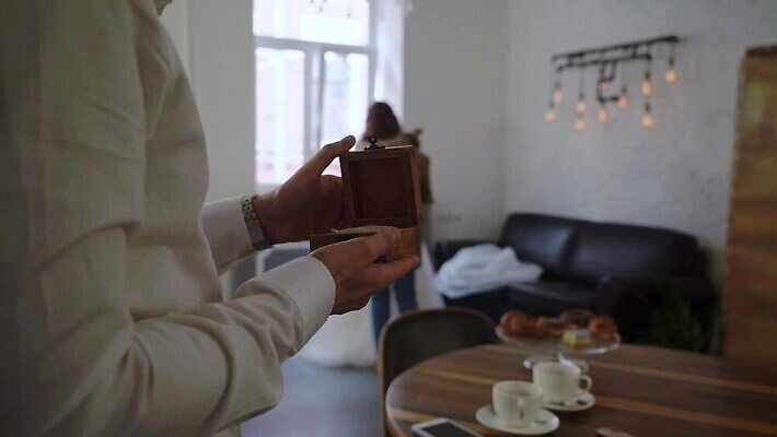 전통 커플 기념일 신랑 결혼 2 장신구 결혼식 남편 함께함 선물 사랑 사람없음 빛 상자 금속 흰색 축하 반지 잡기 아내 쌍 황금 고급 닫기 은색 보석 심볼 다이아몬드 약혼 고립 백금 제안 MOV 해외동영상 클립영상 감정 컬러 컨셉 관계 모션 재질 이벤트 광석 약속 동영상 파일형식