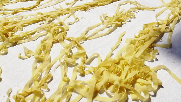 손 줄 음식 빵 탁자 주택 건조 파스타 건강 스파게티 사람없음 햇빛 노란색 이탈리아 면 업무 수프 자르기 시리얼 반죽 밀가루 라비올리 라자냐 마카로니 이스트 핸드메이드 토르텔리니 4K MOV 해외동영상 클립영상 유럽 컬러 가구 모션 서양음식 건물 신체부위 태양 작업 이탈리아음식 가루 동영상 파스타면 파일형식