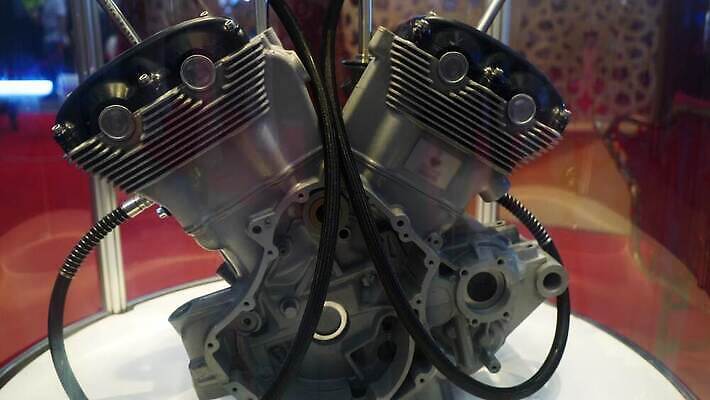 디자인 산업 부분 교통시설 자동차 근육 미래 새로움 흡연 미술 사람없음 장식 빛 금속 힘 기계 블록 운전 에너지 레이싱 고급 연기 은색 묘사 오브젝트 속도 박물관 스포츠카 엔진 정비공 공학 모터 모터쇼 베어링 자동 세련 4K MOV 해외동영상 클립영상 교육 육상교통 컬러 교통 컨셉 모션 재질 문화예술 담배 시합 기술자 시설 동영상 파일형식