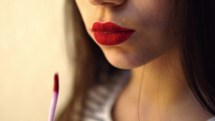 모델 디자인 응시 옷 여자 얼굴 컬러 갈색머리 건강 사람 성인 사람없음 빨간색 뷰티 유행 화장품 립스틱 붓 작업 입 화려 고급 우아함 수집 피부 입술 돌봄 연지 스타일 신청 4K MP4 해외동영상 클립영상 헤어스타일 시선 컨셉 모션 신체부위 동영상 파일형식