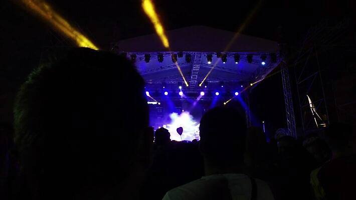 행복 노래 사람 이벤트 사람없음 야외 장식 빛 청춘 축제 어둠 콘서트 공연 음악가 장비 무대 수확 안개 광선 램프 팬 그룹 연기 군중 큼 클럽 복고 쇼 장면 스포트라이트 빛망울 반사경 연극 광 뮤지컬 소셜네트워크 펑크 생존 많음 효과 4K MP4 해외동영상 클립영상 직업 감정 음악 컨셉 농업 날씨 문화예술 조명 크기 동영상 파일형식